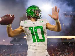 La chargers quarterback justin herbert cut his hair and it looks. Justin Herbert Nfl In Sights As Oregon Career Winds Down Sports Illustrated