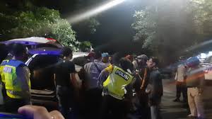 Check spelling or type a new query. Pelaku Penyerangan Pesilat Psht Di Makamhaji Berboncengan Motor Dan Mengenakan Penutup Kepala Sambil Membawa Senjata Tajam Joglosemar News