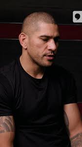 “Eu fui atrás do esporte pra parar de beber.”, Da relação com a bebida  alcóolica às conquistas no UFC, Alex Poatan conta sua história.