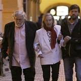 Při příchodu babi běty (nina divíšková) a jejího přítele františka (radoslav brzobohatý) slyšíme, že rodina dvořákových sleduje v televizi tři oříšky scéna z obchodního domu kotva, kde hlídač zadrží babičku (nina divíšková) s podezřením na krádež, končí slavnou filmovou hláškou (a když nějakýho. Kruta Nemoc A Osudova Laska Alzheimer Ninu Diviskovou Zmenil K Nepoznani Kacer Trpel Expres Cz