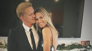 Cody simpson on wn network delivers the latest videos and editable pages for news & events, including entertainment, music, sports, science and more, sign up and share your playlists. Paar Outing Cody Simpson Schmust Im Netz Mit Einem Model Promiflash De
