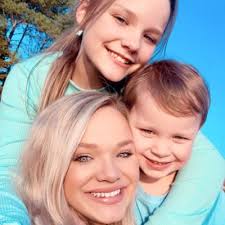 Laci Bauer (@shlacibauer)