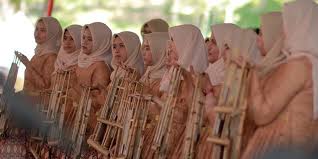 Angklung merupakan alat musik tradisional indonesia yang berasal dari tanah sunda, jawa barat, dengan terbuat dari beberapa pipa bambu berbagai ukuran. Angklung Alat Musik Tradisional Warisan Dunia Halaman All Kompas Com