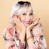 Harvinainen kuva: Hannele Lauri poseeraa poikansa kanssa