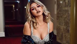 No dia 27 de outubro, domingo passado, joão mota partilhou através das redes sociais uma fotografia acompanhado por uma mulher, que oh meu deus não se vê logo que é a barbara bandeira são imagens do novo videoclip dela onde o joão é protagonista e novo vídeo da bárbara bandeira. Barbara Bandeira Ja Tera Saido De Casa Contra A Vontade Dos Pais Por Causa De Kasha