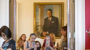 Tours through the white house are in fact available. Weisses Haus Hebt Fotoverbot Nach 40 Jahren Auf Panorama Sz De