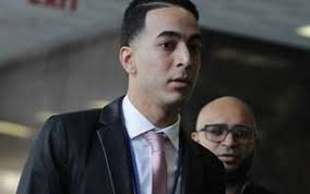 'Walk of shame' real: Homem obriga namorada a andar pelada na rua após  mensagem