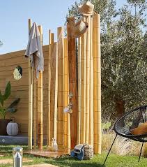 Les serres de jardin sont également parfaites pour les plantes exigeantes, comme les tomates. 20 Douches D Exterieur Pour Se Doucher Au Jardin Styles De Bain