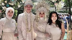 Dinda Hauw Ungkap Pertemuan Singkatnya Dengan Rey Mbayang Akad Nikah New Normal Dihadiri Para Artis Tribunnews Com Mobile