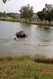 Utamakan keselamatan diri anda terlebih dahulu. Tertekan Pedal Minyak Dua Beranak Ditemui Lemas Kereta Terjunam Masuk Tasik