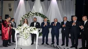 .olmadığını daha önce yine gazeteci olan ve kardeşi süleyman özışık ile birlikte dile getiren mehmet özışık, orak'ın sahibi olduğu belirtilen otelin önündeki görüntüleri ortaya çıktı. Hadi Ozisik Ve Suleyman Ozisik In Evine Polis Baskini