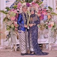 Perbedaannya terdapat dari kain kebaya dan motif batik, batik yang digunakan juga merupakan hasil dari tulis tangan asli. Macam Macam Pakaian Adat Indonesia Dari 34 Provinsi Gambar