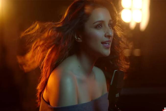 Meri Pyaari Bindu song Maana ke hum yaar nahin: Parineeti Chopra nails it  with her singing debut | India.com