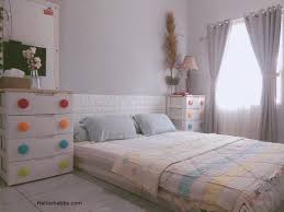 Meskipun warna lain mampu menciptakan kesan yang lebih modern, namun warna putih terlihat begitu anggun dan sangat elegan. 6 Dekorasi Kamar Tidur Lesehan Terbaik Simpel Dan Elegan Helloshabby Com Interior And Exterior Solutions