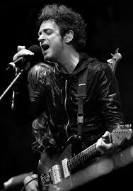 El cantautor y productor argentino gustavo cerati, autor de éxitos como persiana americana, habría cumplido hoy 62 años. Gustavo Cerati Soda Stereo Soda Stereo Famous Guitarists Rock Legends