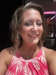 Did you know our nail glue isn't broken down by water… it's broken down by  oil, time, and gentle pressure? That's right — no harsh ripping, no damage,  and no drama. 🫶🏼