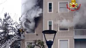 Un vasto incendio è divampato oggi alla periferia ovest di milano, dove intorno alle 13 è andato in fiamme un capannone abbandonato pieno di rifiuti. Incendio In Un Palazzo Di 14 Piani In Via Quarenghi Milano Allnews