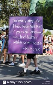 Zitate, stadt der hoffnung und liebe. Eine Person Mit Einem Schild Mit Einem Zitat Von Malcolm X Stockfotografie Alamy