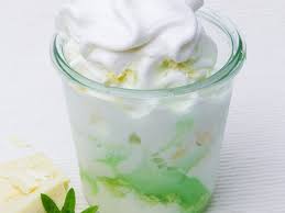 Joghurteis Mit Waldmeister Und Weisser Schokolade Rezept In 2020 Joghurt Eis Waldmeister Weisse Schokolade
