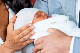 Das konzept stammt von der dänischen sendung gift ved første blik. So Suss Das Erste Foto Von Baby Sussex Ist Da