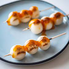 Mitarashi Dango Boulettes De Riz Napees A La Sauce Soja Sucree Recette Japonaise Recette Japonaise Boulette De Riz Sauce Soja Sucree