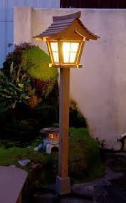 Japanese Garden Lantern At Night Japanese Garden Lanterns Garden Lanterns Japanese Garden