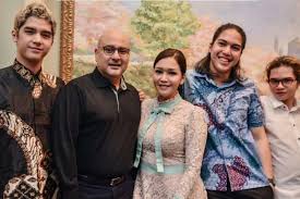 Ia merupakan salah satu penyanyi dari duo maia dan . Maia Estianty Pamer Foto Dengan Irwan Mussry Dan Anak Anaknya Antara News
