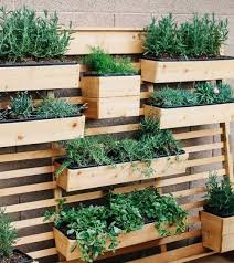 Jardinière en palette réalisée en passant par les étapes suivantes… astuce déco : Fabriquer Une Jardiniere En Palette Tuto 40 Idees Originales