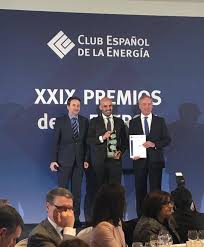 #únetealconfi | digital only leading newspaper in spain. Juan Cruz Pena El Confidencial Recibe El Premio Petroleo 2019 Del Club De La Energia
