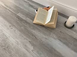 Wir zeigen ihnen in diesem video wie wir bei einem kunden den vinylboden smoky oak gold in die küche legen. Vinylboden Kuche Grau Caseconrad Com