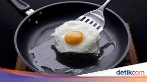 Kentalkan dengan larutan tepung beras. Cara Menggoreng Telur Mata Sapi Tanpa Minyak Cukup Pakai Air