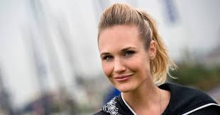 .thus i strongly believe the men (producing, directing, acting and filming this show) took a huge advantage of dutch actrice kimberley klaver in real life as a person by persuading her to strip naked. Kimberley Klaver Vindt Kort Na Scheiding Weer De Liefde Show Ad Nl