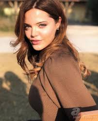 Genç isim, henüz 6 yaşında iken o dönemlerin en çok izlenen dizi projelerinden birisi olarak dikkatleri. Edho Nun Yildizi Ece Hakim Harvard Universitesi Nden Mezun Oldu