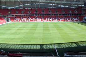 33.919 koltuk kapasitesiyle samsunspor'un iç saha maçlarına ev sahipliği yapmaktadır. Samsunspor Stadi 15 Gun Sonra Hazir Yenibirlik Gazetesi