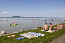 Balatonfenyves is one of balatonlelle's many neighborhoods travelers like to visit. Megujult A Balaton Legnagyobb Vizicsuszdaja Vizpartok