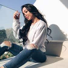 Lailli On Instagram Self Timer On An Iphone X Is So Convenient When No One Wants To Take Pictures Of You Portrait Photoshoot Timer Poses Self Timer Poses
