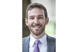 Le candidat libéral critique le budget Harper