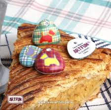 Voici La Collection De Feves Des Rois So Scottish Creee Par Artfun Posees Sur Une Delicieuse Part De Galette De Ep En 2020 Collection De Feves Feves Galette Des Rois