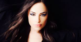 Η γυναίκα (женщина, жена) η αυλή (двор). 10 Logoi Poy Oi Andres Den Mporoyn Na Xeiristoyn Mia Dynath Gynaika Ti Les Twra