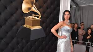Ajo u shfaq e mahnitshme me një fustan të punuar nga donatella versace. Electricity Wins Best Dance Recording Grammy Com