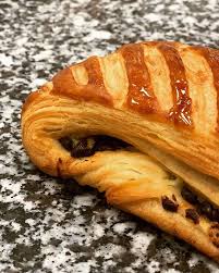 Avec Steph Lmp8 Une Petite Viennoiserie Le Plie De La Pate Levee Feuillettee Un Peu De Creme Patissiere Quelques Drops Pep Yummy Food Recipes Food Photo