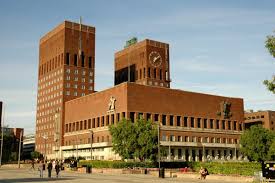 Skriv din beste historie fra oslo city som du vil dele med oss kommenter «her på oslo city …» og vi trekker to heldige som vinner et gavekort på 1000kr eksempel «her på oslo city så møte jeg min første kjæreste». Oslo City Hall Oslo 1950 Structurae