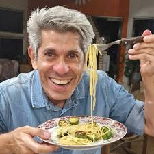 Há anos saboreio o espetacular macarrão com abobrinha da minha amiga Iris  Borges. @irisborgesarcoiris Virou tradição. De dar água na boca. Obrigado,  Iris, Corpo e Alma alimentados. Valeu! #gastronomia #ooß s ukt