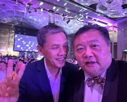 I felt so immersed at last night's wedding reception of Dato Han Seng &  Datin Sam's son Yih Herng & Jessie Ng. There were so many good friends whom  I know for