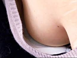 Downblouse Girl In Black Top Sexy Looking Downblouse - Kinky Porn ...