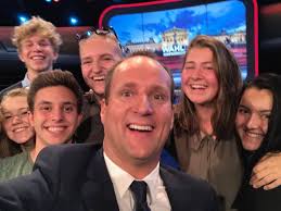 Ich möchte ein kleines Erlebnis vom gestrigen TV-Duell mit euch teilen:  Nach der Sendung sind viele Schülerinnen und Schüler und sogar ihre  Lehrerinnen und Lehrer zu mir gekommen und haben sich für