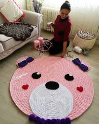 Farklı şekilde yapılmış çim örgü videosunu izleyeceksiniz. El Yapimi Orgu Paspas Modelleri 15 Adet