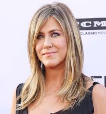 Facile da gestire, la capigliatura liscia con ciuffo è versatile ed è in grado di nascondere piccole imperfezioni o zone del viso che ti piacciono meno, come la . 52 Idee Su Capelli Lisci Capelli Capelli Lisci Acconciature