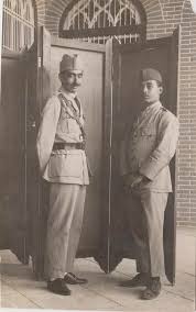 توفيق الدملوجي و تحسين قدري مرافقي الملك فيصل الاول في البلاط الملكي سنة 1921