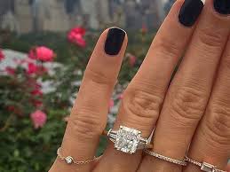 A survey of 1,000 people by the american addiction resources center at alcohol.org found that 53% prefer. This Is The Average Carat Size For An Engagement Ring Who What Wear
